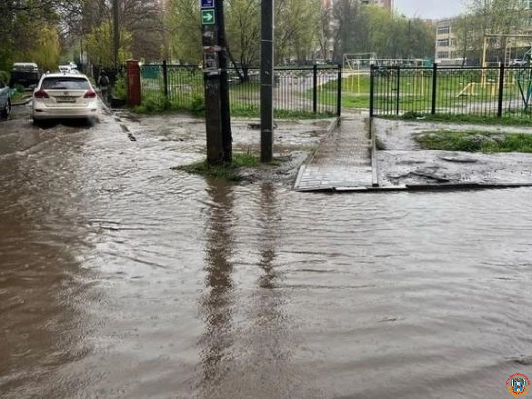 В Ростове из-за сильного дождя затопило дорогу к школе №112