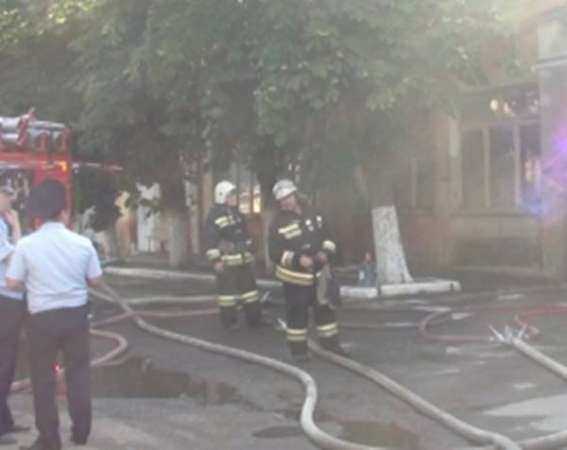 В Ростове в течение двух часов тушили крупный пожар в административном здании