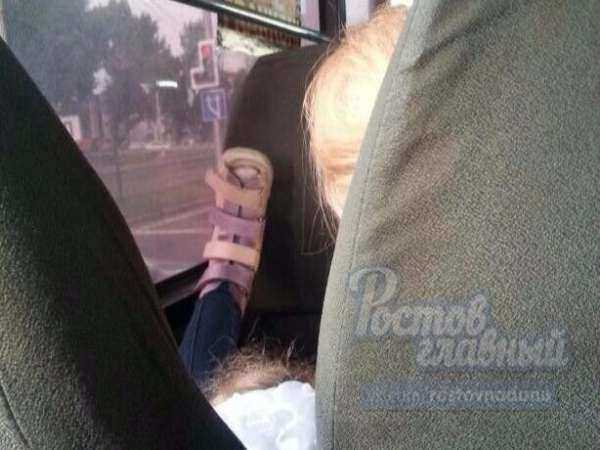 Задравший ноги выше головы ребенок и его "яжемать" довели до белого каления пассажиров автобуса в Ростове