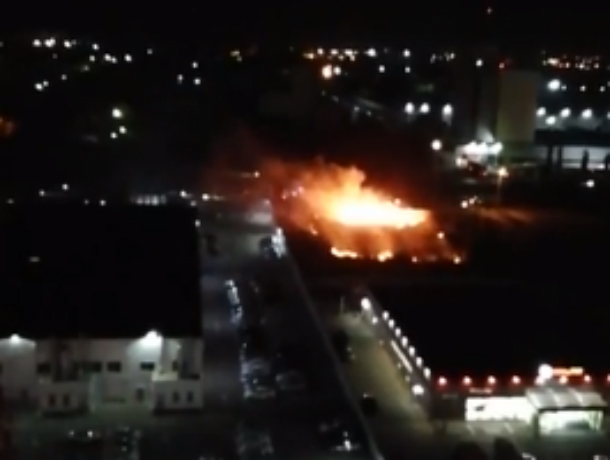 Спровоцированный фейерверком страшный пожар в ростовской Левенцовке попал на видео