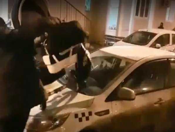 Сладкую месть устроил молодой отец с коляской безответственному водителю такси в Ростове Сладкую месть устроил молодой отец с коляской безответственному водителю такси в Ростове