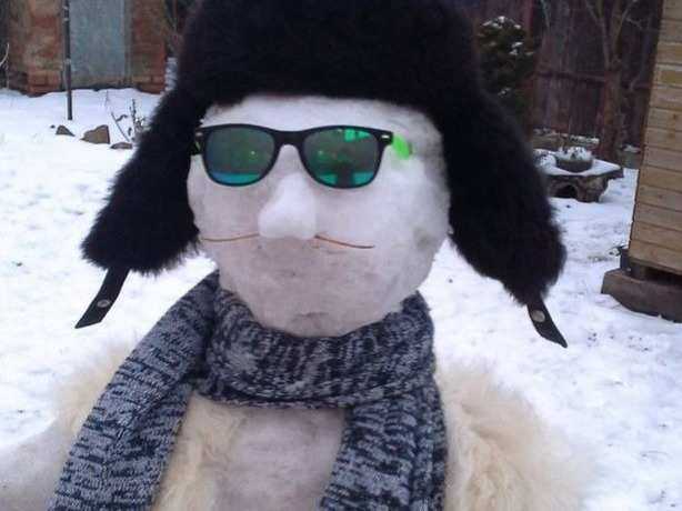 Брутальный снеговик Михалыч в крутых очках и ушанке влюбил в себя ростовчанок с первого взгляда