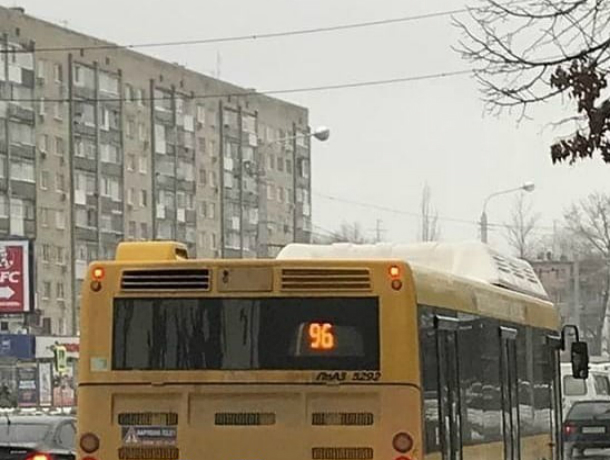 Торопливый водитель автобуса дважды прищемил младенца в коляске дверями на остановке Ростова