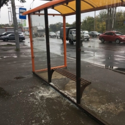 В мелкую крошку разбомбили бессовестные вандалы автобусную остановку на ростовском Сельмаше