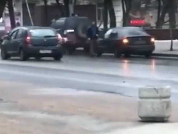 Отрывающая колеса автолюбителям жуткая мокрая ловушка на дороге Ростова попала на видео