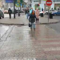 Простой способ защитиь пешеходов от дождя и водителей предложил ростовский блогер Артемий Зайцев