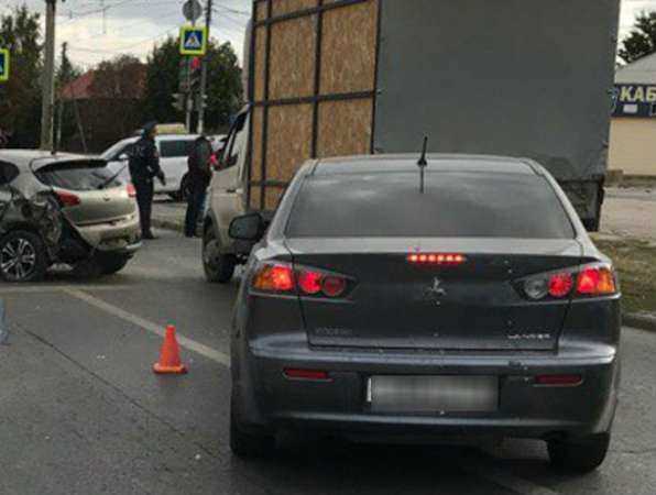 Пятнадцатилетний подросток за рулем устроил гигантскую аварию и затор на дороге в Ростове