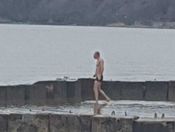Разгуливающий по пляжу в январе полуобнаженный мужчина вызвал озноб у жителей Ростовской области