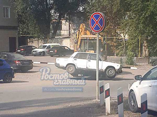 В Ростове бесстрашный водитель погрузчика взвалил в свой ковш чужую машину