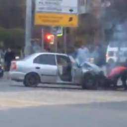 Набитую пассажирами маршрутку протаранил Hyndai Accent и загорелся от удара в Ростове