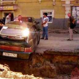 Автоводитель стал жертвой собственной невнимательности и попал в ловушку на разрытой улице Ростова