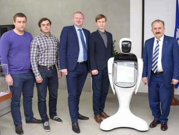 Эмоциональный робот-полиглот будет работать кассиром зоопарка в Ростове
