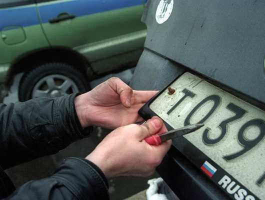 Похититель взял в заложники номерной знак и потребовал за него выкуп в Ростовской области