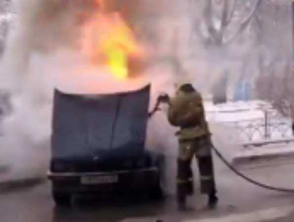 В Ростове на Пушкинской сгорел старый добрый BMW трешечка