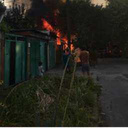 Прохожие на руках оттащили чужой автомобиль от горящего дома в частном секторе Ростова