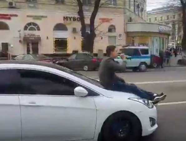Безумный алко-хайп с катанием пьяного приятеля на капоте авто устроил ростовчанин у поста ГИБДД в Воронеже Безумный алко-хайп с катанием пьяного приятеля на капоте авто устроил ростовчанин у поста ГИБДД в Воронеже