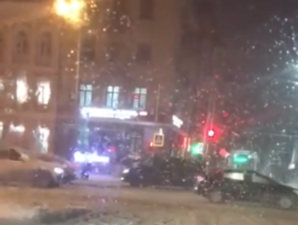 Пытавшаяся «обмануть судьбу» автохамка перегородила дорогу трамваю по встречке в Ростове на видео