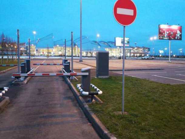Таксисты и работники аэропорта «Платов» вынуждают пассажиров переплачивать за парковку