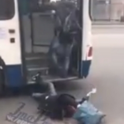 Выпавший из автобуса головой в асфальт мужчина шокировал ростовчан на видео