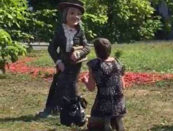 Задушевная беседа женщины со скульптурой «Старухи Шапокляк» в Ростове попала на видео