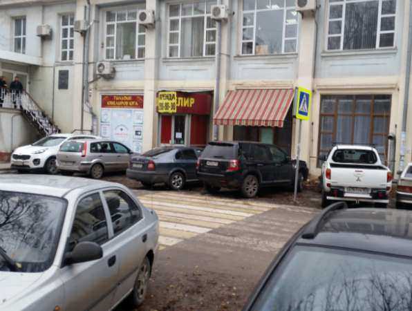 Блокировавшие «зебру» автохамы вынуждают пешеходов с детьми бросаться под колеса машин в Ростове Блокировавшие «зебру» автохамы вынуждают пешеходов с детьми бросаться под колеса машин в Ростове