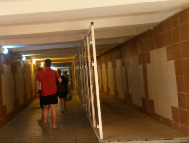 Застроенный ларьками подземный переход на "Горизонте" назвал нелепым решением властей ростовский активист