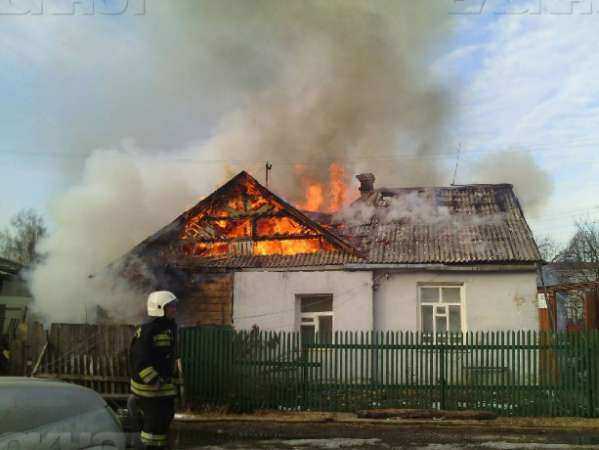 Женщина сгорела на глазах у своего супруга при пожаре в частном доме Ростовской области