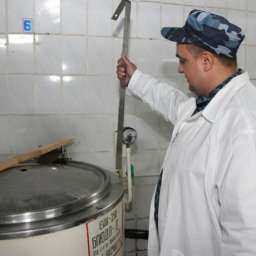 Богатому, разнообразному рациону питания зэков позавидовали жители Ростовской области