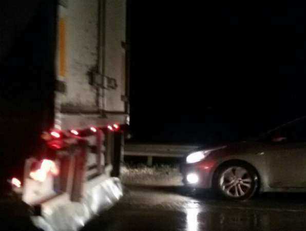 Стоять в километровой пробке под проливным дождем пришлось вчера ночью автомобилистам под Ростовом