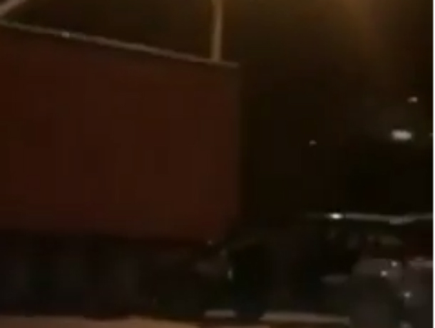 Жестко покалечившая своих пассажиров о фуру легковушка в Ростове попала на видео