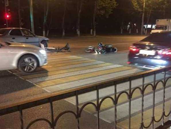 Водитель Hyundai влетел в «зад» остановившейся на «красный» мотоциклистке в Ростове