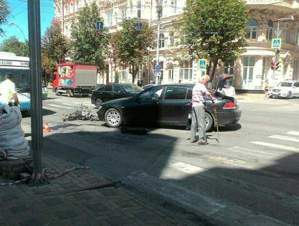 Серьезные травмы получил мотоциклист под колесами иномарки в центре Ростова
