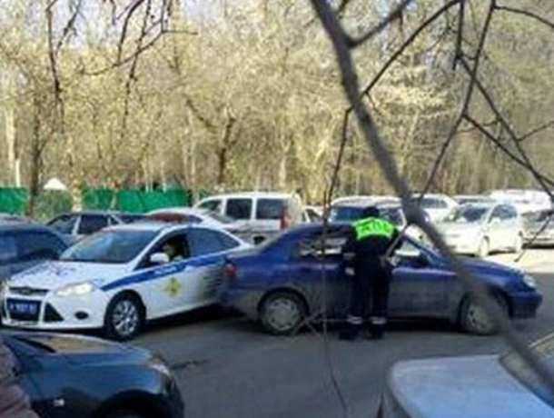 Задом "поцеловал" машину ГАИ сбежавший с парковки седан в Ростове