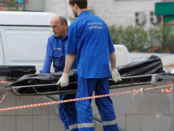 Молодой мужчина умер на ступеньках посреди улицы в Ростовской области
