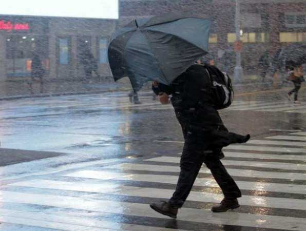 Проливные дожди со снегом и ураган испортят настроение ростовчанам в первый рабочий день предпразничной недели