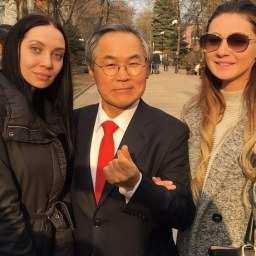 Наслаждался танцами и обнимал красивых девушек довольный посол Кореи в Ростове-на-Дону