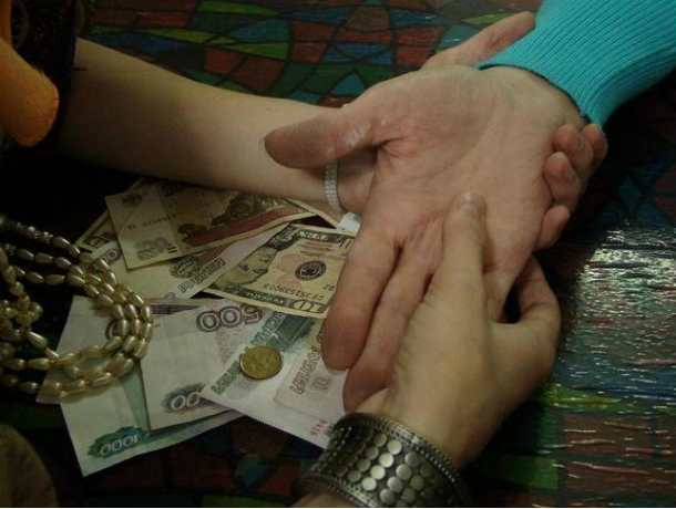 За 45 тысяч сняла порчу «целительница» с жительницы Ростовской области