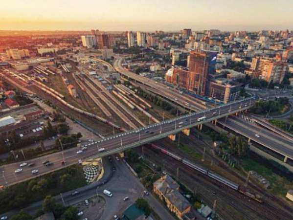Причиной разрушения покрытия на ростовском мосту Стачки власти назвали аварию