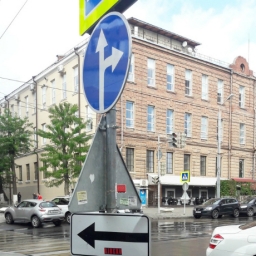 Смотрящие в разные стороны дорожные знаки вводят в замешательство автолюбителей в центре Ростова