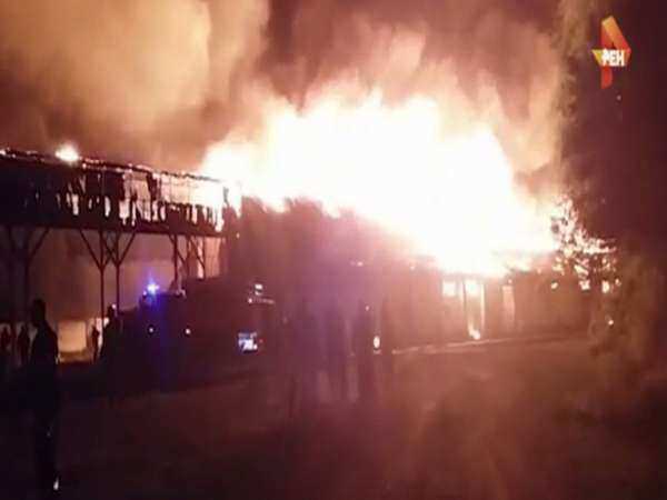 Мощный пожар всю ночь тушили в Ростовской области на видео