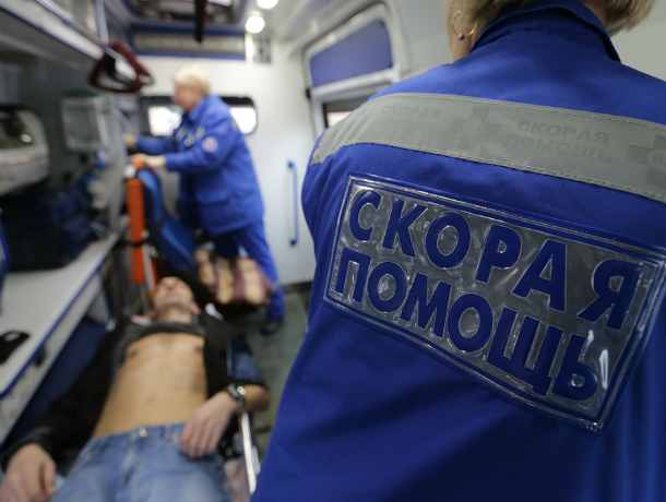 Водитель «Лады» покалечился сам и травмировал своих пассажиров в ДТП с припаркованной «Газелью» под Ростовом