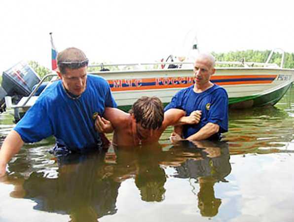 Пьяного 19-летнего юношу вытащили среди бела дня из реки Дон в Ростове