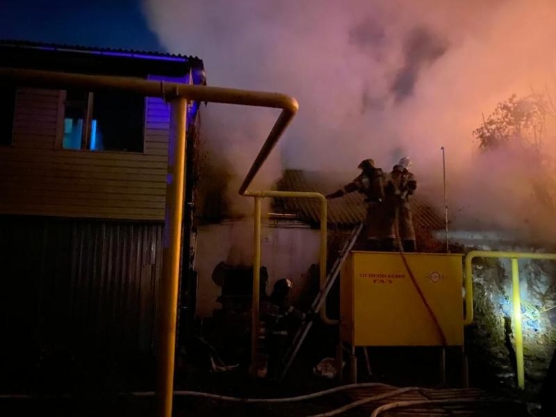 В Ростове-на-Дону загорелось здание мебельного цеха на Республиканской