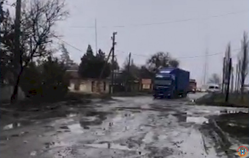 «Это наш крик о помощи»: жительница показала разбитую большегрузами дорогу в Ростовской области