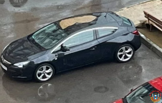 Куском дорожного покрытия накрыла крышу своего авто жительница Ростова во время града