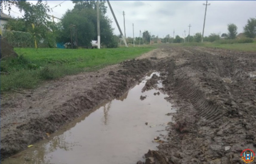 «Просто непролазная грязь»: ростовчане рассказали, с каким трудом ездят по разбитой дороге