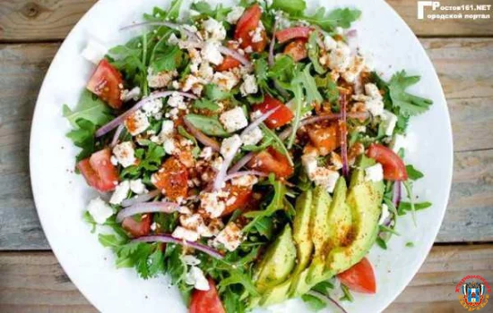 Салат с рукколой, томатами и авокадо