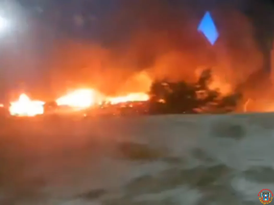 В Ростовской области 12 спасателей тушили пожар в двухэтажном доме