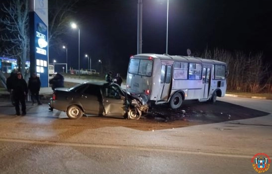 В Шахтах 45-летний водитель легковушки пострадал в ДТП с пассажирским автобусом