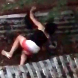 Спасаясь от собутыльников нетрезвая ростовчанка прыгнула с четвертого этажа